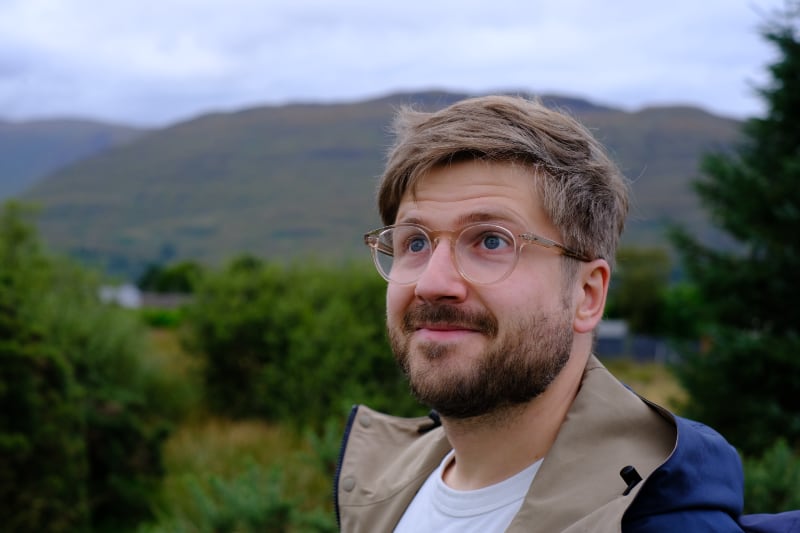 Foto von mir, wie ich in den schottischen Highlands verträumt schaue.